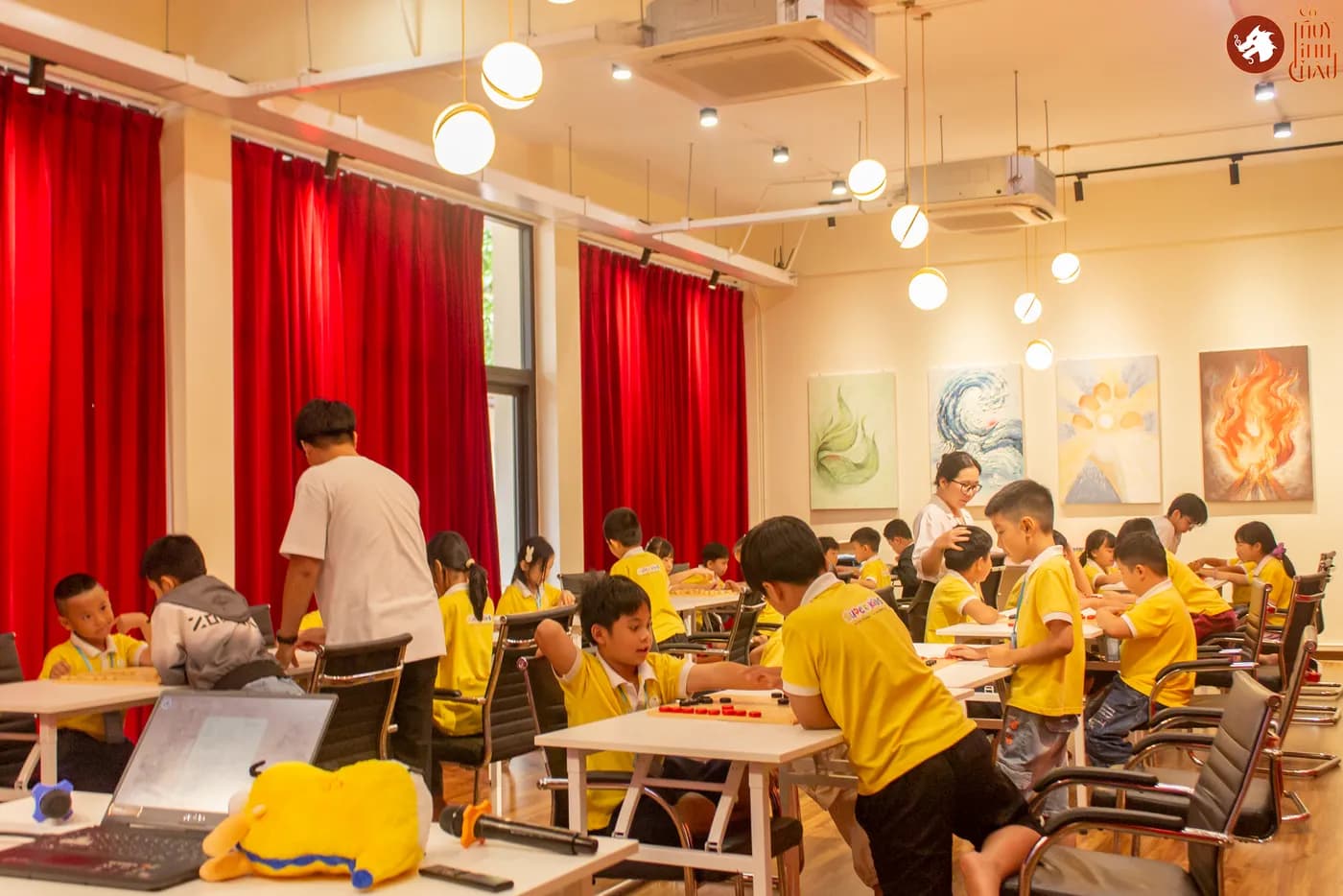 Hình ảnh các em học sinh trải nghiệm Cờ Thủy Tinh Châu trong khóa học mùa hè Super Kids do Nhà Văn hóa Thanh niên Thành phố Hồ Chí Minh tổ chức.