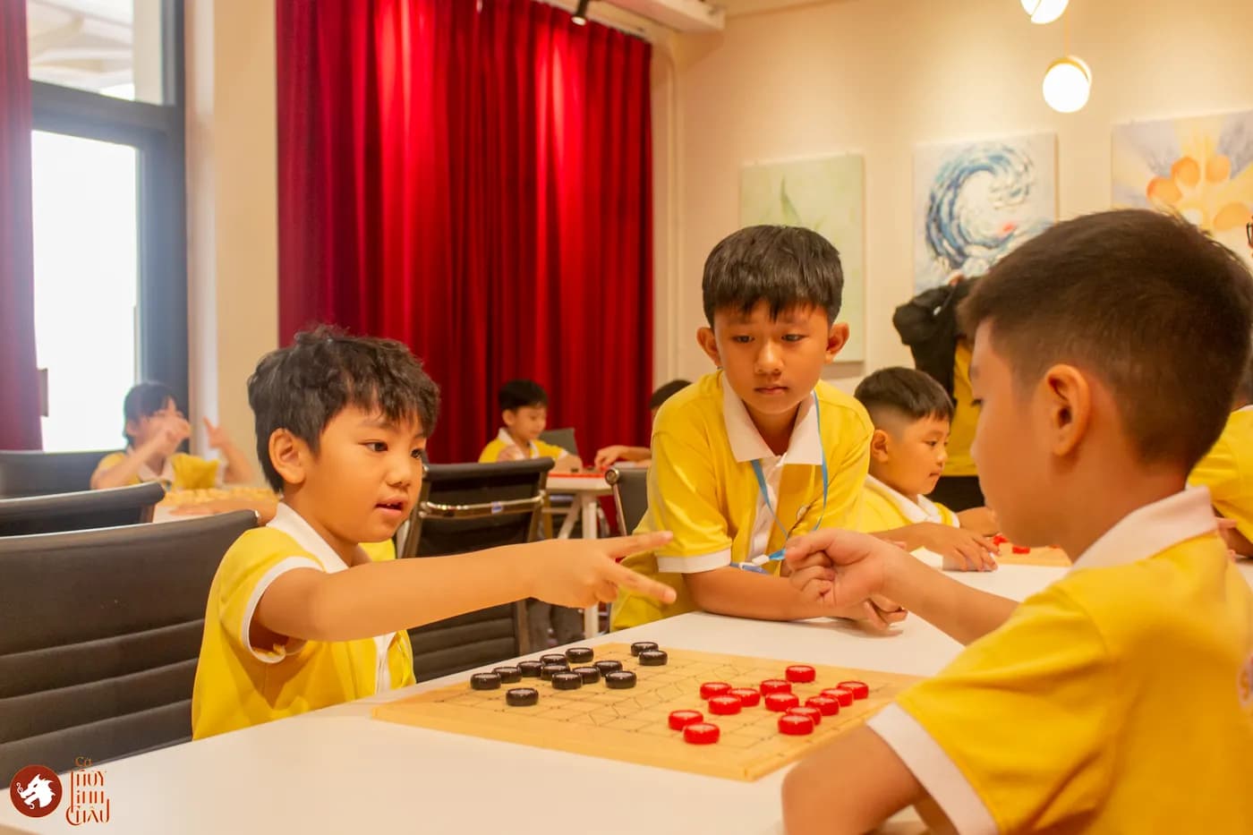 Hình ảnh các em học sinh trải nghiệm Cờ Thủy Tinh Châu trong khóa học mùa hè Super Kids do Nhà Văn hóa Thanh niên Thành phố Hồ Chí Minh tổ chức.