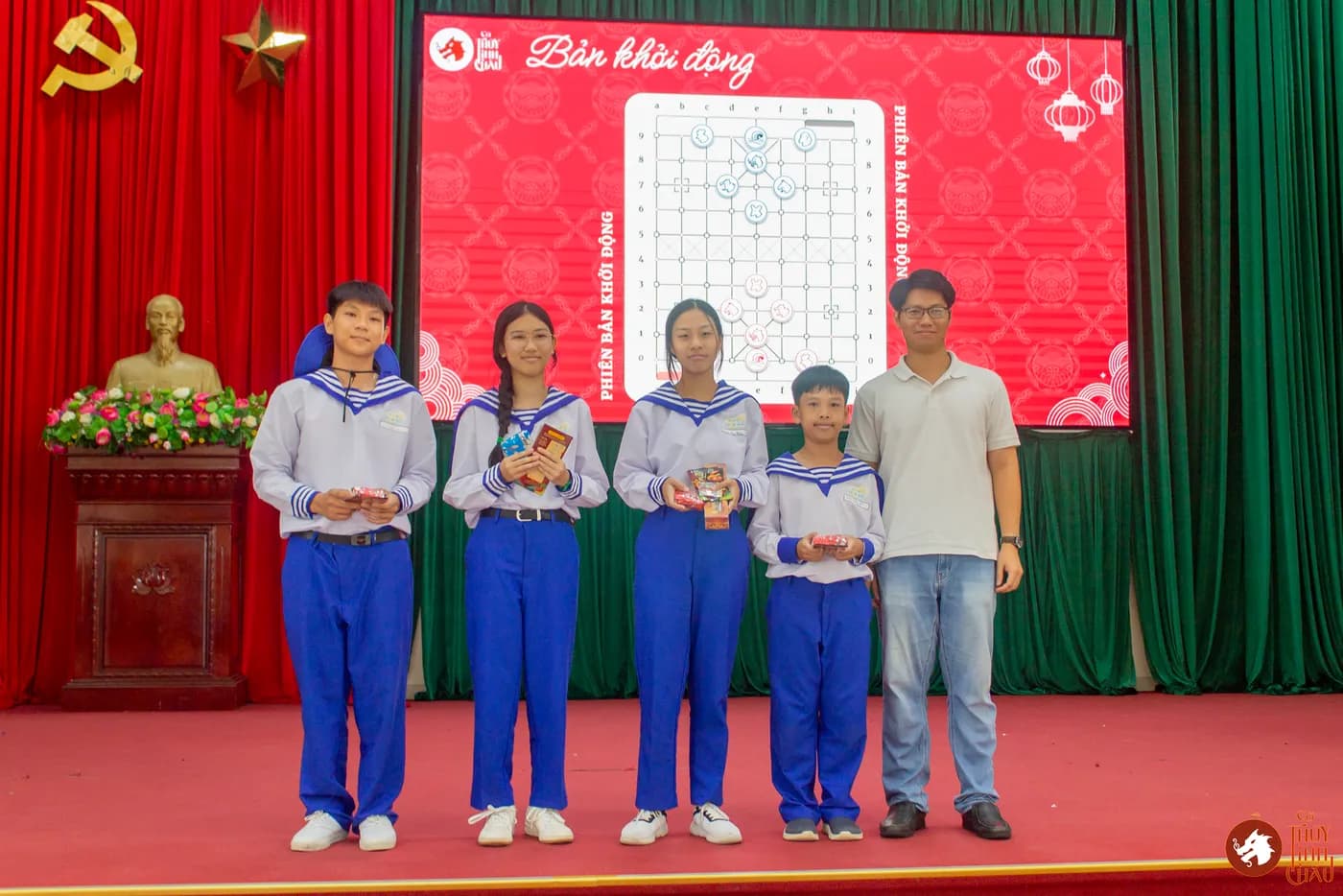 Hình ảnh các chiến sĩ nhí trải nghiệm Cờ Thủy Tinh Châu thuộc chương trình Học kỳ trong Quân đội do Nhà Văn Hóa Thanh niên TP.HCM tổ chức.