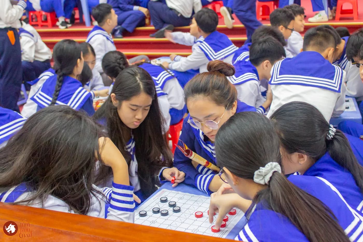 Hình ảnh các chiến sĩ nhí trải nghiệm Cờ Thủy Tinh Châu thuộc chương trình Học kỳ trong Quân đội do Nhà Văn Hóa Thanh niên TP.HCM tổ chức.