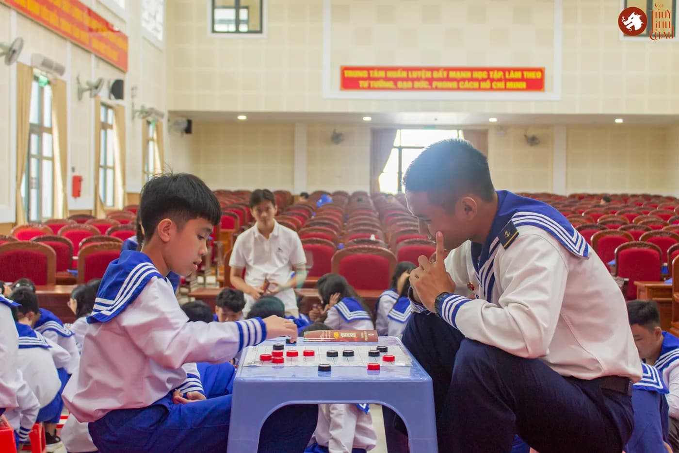 Hình ảnh các chiến sĩ nhí trải nghiệm Cờ Thủy Tinh Châu thuộc chương trình Học kỳ trong Quân đội do Nhà Văn Hóa Thanh niên TP.HCM tổ chức.
