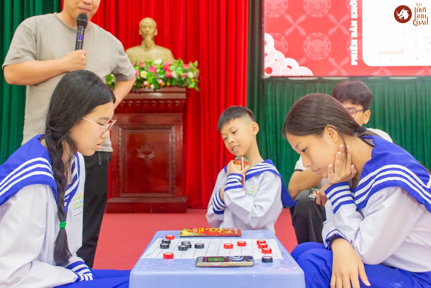 Hình ảnh các chiến sĩ nhí trải nghiệm Cờ Thủy Tinh Châu thuộc chương trình Học kỳ trong Quân đội do Nhà Văn Hóa Thanh niên TP.HCM tổ chức.