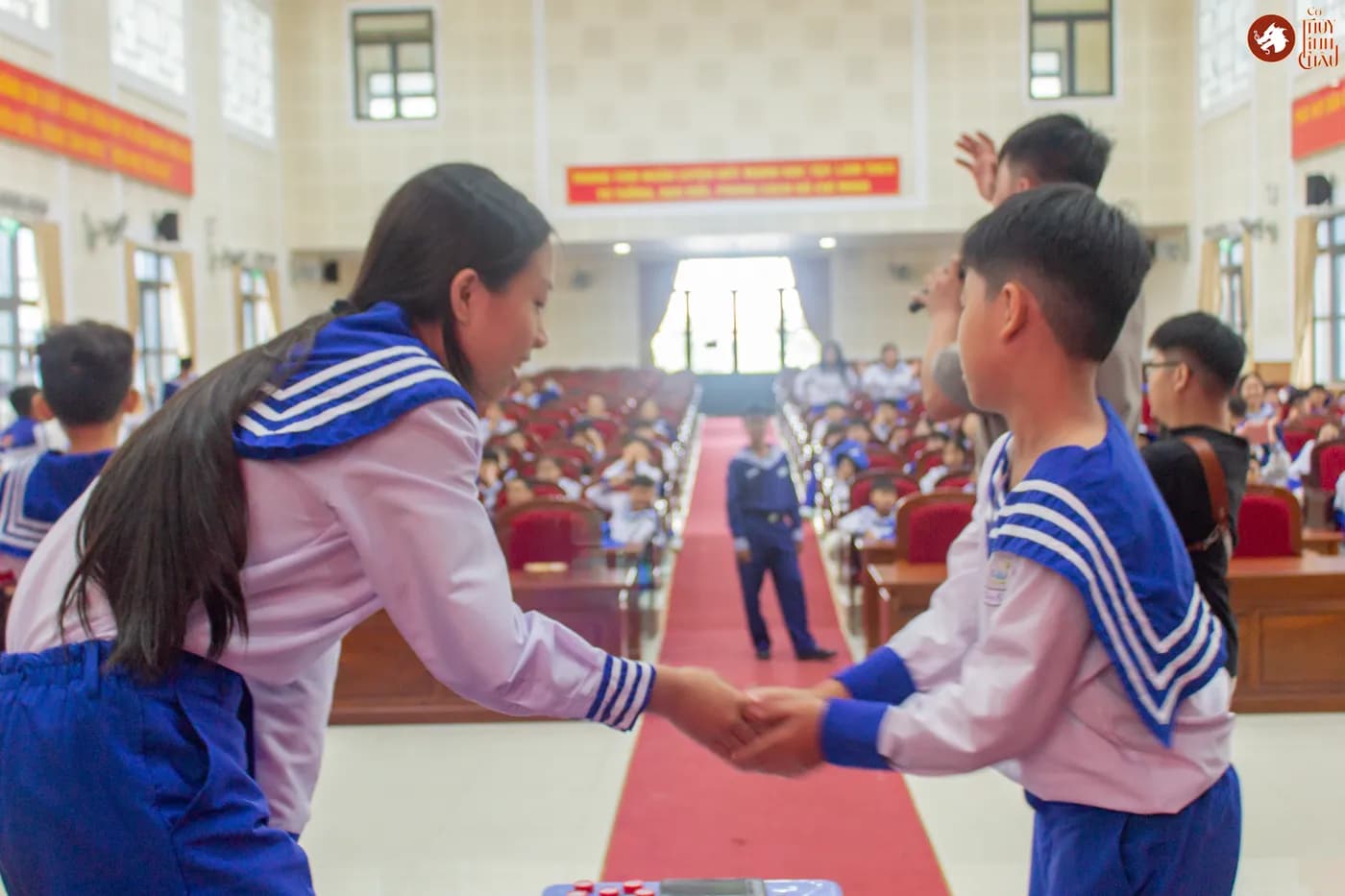 Hình ảnh các chiến sĩ nhí trải nghiệm Cờ Thủy Tinh Châu thuộc chương trình Học kỳ trong Quân đội do Nhà Văn Hóa Thanh niên TP.HCM tổ chức.