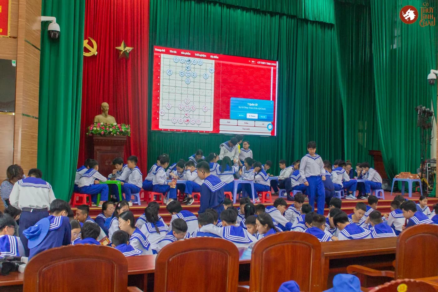 Hình ảnh các chiến sĩ nhí trải nghiệm Cờ Thủy Tinh Châu thuộc chương trình Học kỳ trong Quân đội do Nhà Văn Hóa Thanh niên TP.HCM tổ chức.