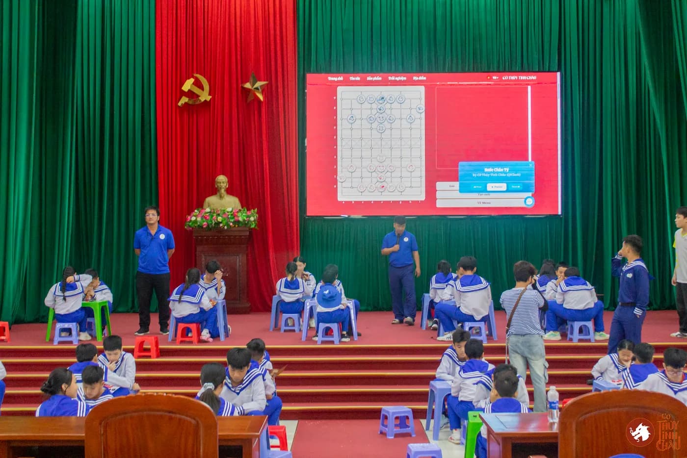Hình ảnh các chiến sĩ nhí trải nghiệm Cờ Thủy Tinh Châu thuộc chương trình Học kỳ trong Quân đội do Nhà Văn Hóa Thanh niên TP.HCM tổ chức.