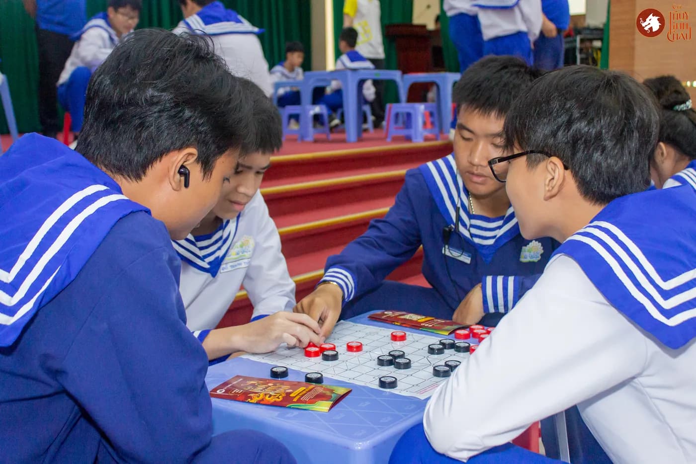 Hình ảnh các chiến sĩ nhí trải nghiệm Cờ Thủy Tinh Châu thuộc chương trình Học kỳ trong Quân đội do Nhà Văn Hóa Thanh niên TP.HCM tổ chức.