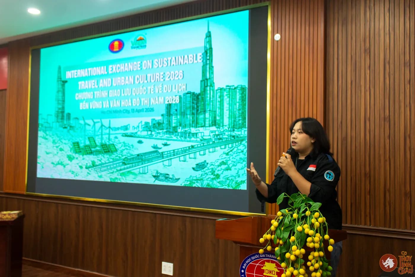 Hình ảnh phần chia sẻ những kinh nghiệm và trải nghiệm về môi trường của bạn sinh viên đến từ Indonesia tại hành trình giao lưu văn hóa quốc tế – lần thứ hai đồng hành trong chương trình đón đoàn Vegan Travel Asia, cùng ông Zac Lovas.
