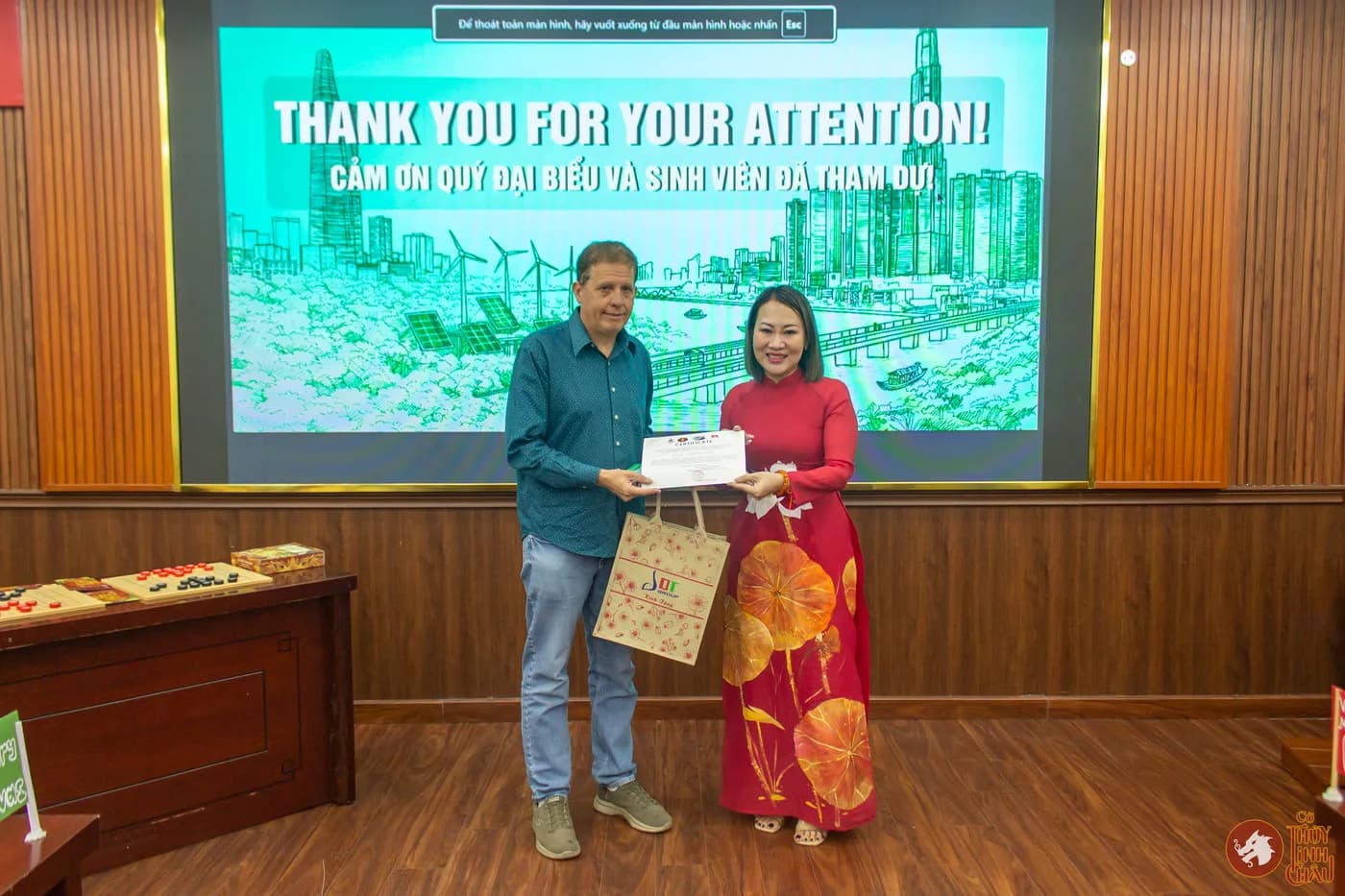 Hình ảnh đại biểu chụp hình cùng ông Zac Lovas tại hành trình giao lưu văn hóa quốc tế – lần thứ hai đồng hành trong chương trình đón đoàn Vegan Travel Asia.
