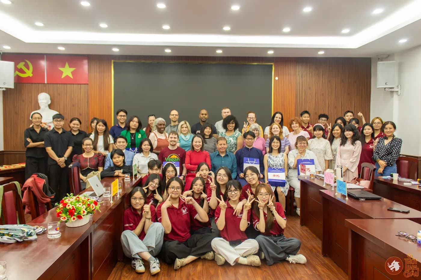 Hình ảnh khách tham dự chụp hình tập thể tại hành trình giao lưu văn hóa quốc tế – lần thứ hai đồng hành trong chương trình đón đoàn Vegan Travel Asia, cùng ông Zac Lovas.