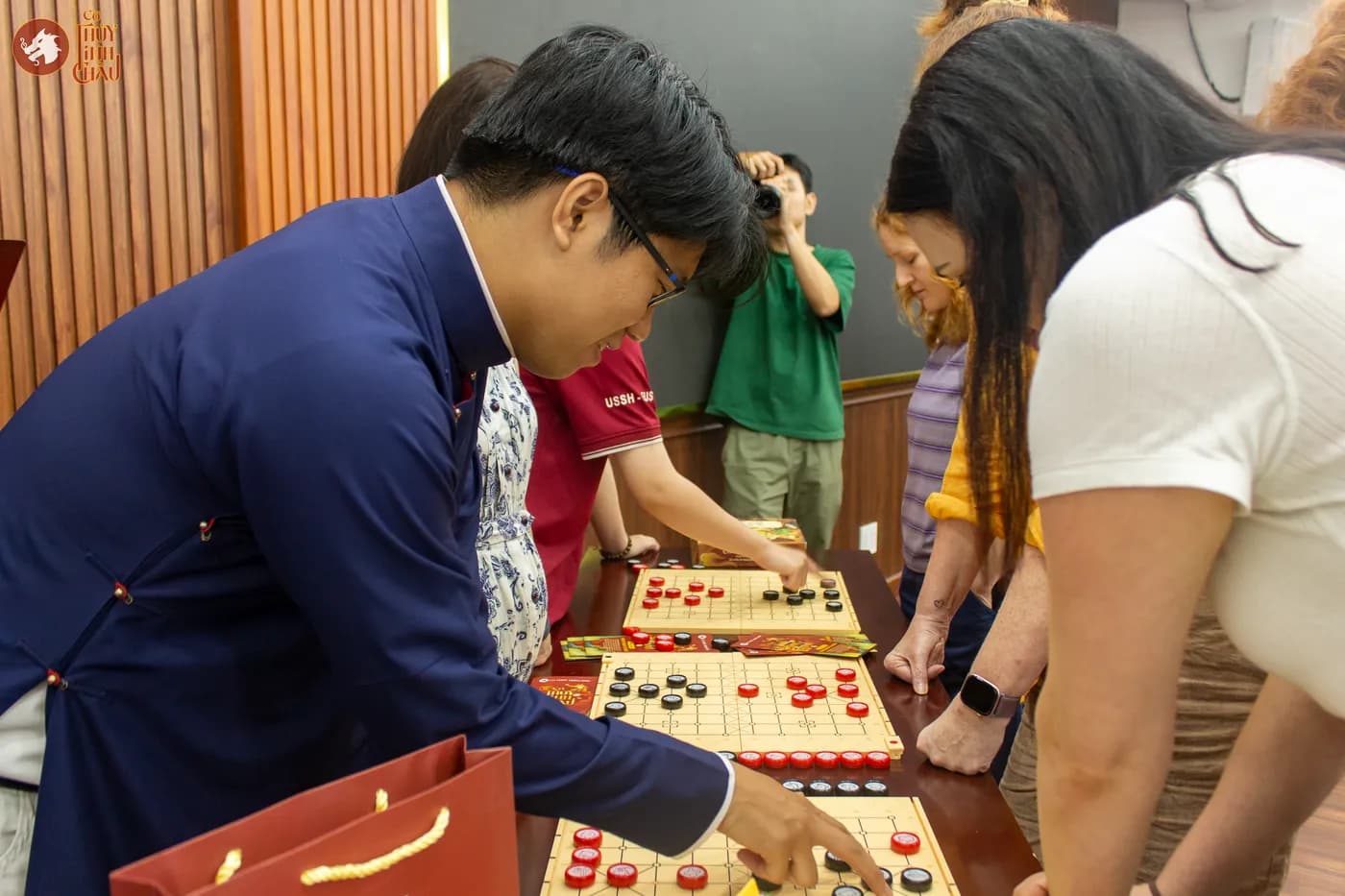 Hình ảnh Team Cờ Thủy Tinh Châu hướng dẫn khách tham dự trải nghiệm Cờ Thủy Tinh Châu tại hành trình giao lưu văn hóa quốc tế – lần thứ hai đồng hành trong chương trình đón đoàn Vegan Travel Asia, cùng ông Zac Lovas.