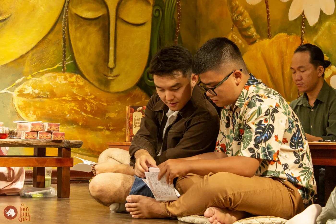 Hình ảnh các khách mời chăm chú lắng nghe chia sẻ về Cờ Đông - Cờ Tây tại buổi workshop Cờ và Trà #2