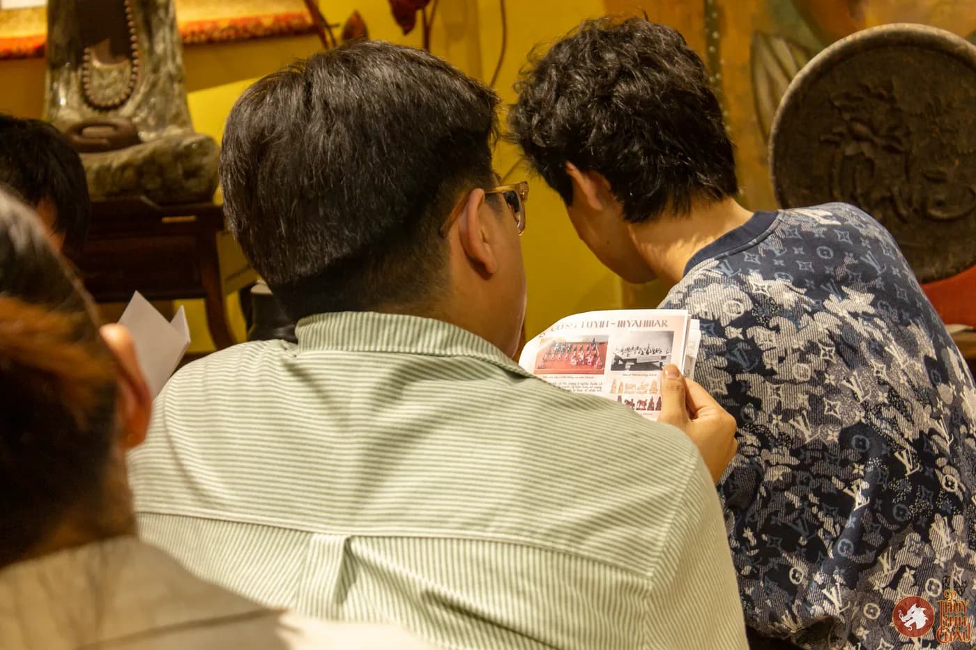 Hình ảnh các khách mời chăm chú lắng nghe chia sẻ về Cờ Đông - Cờ Tây tại buổi workshop Cờ và Trà #2