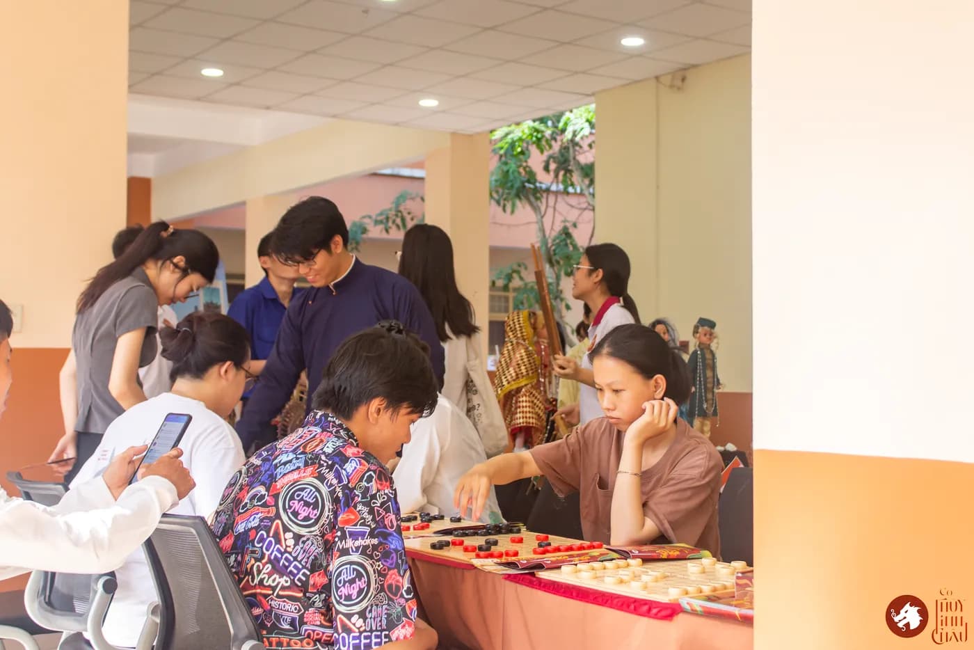 Hình ảnh các bạn sinh viên đến từ các quốc gia Đông Nam Á tham gia trải nghiệm Cờ Thủy Tinh Châu được tổ chức tại Trường Đại học Khoa học Xã hội và Nhân Văn Thành phố Hồ Chí Minh.