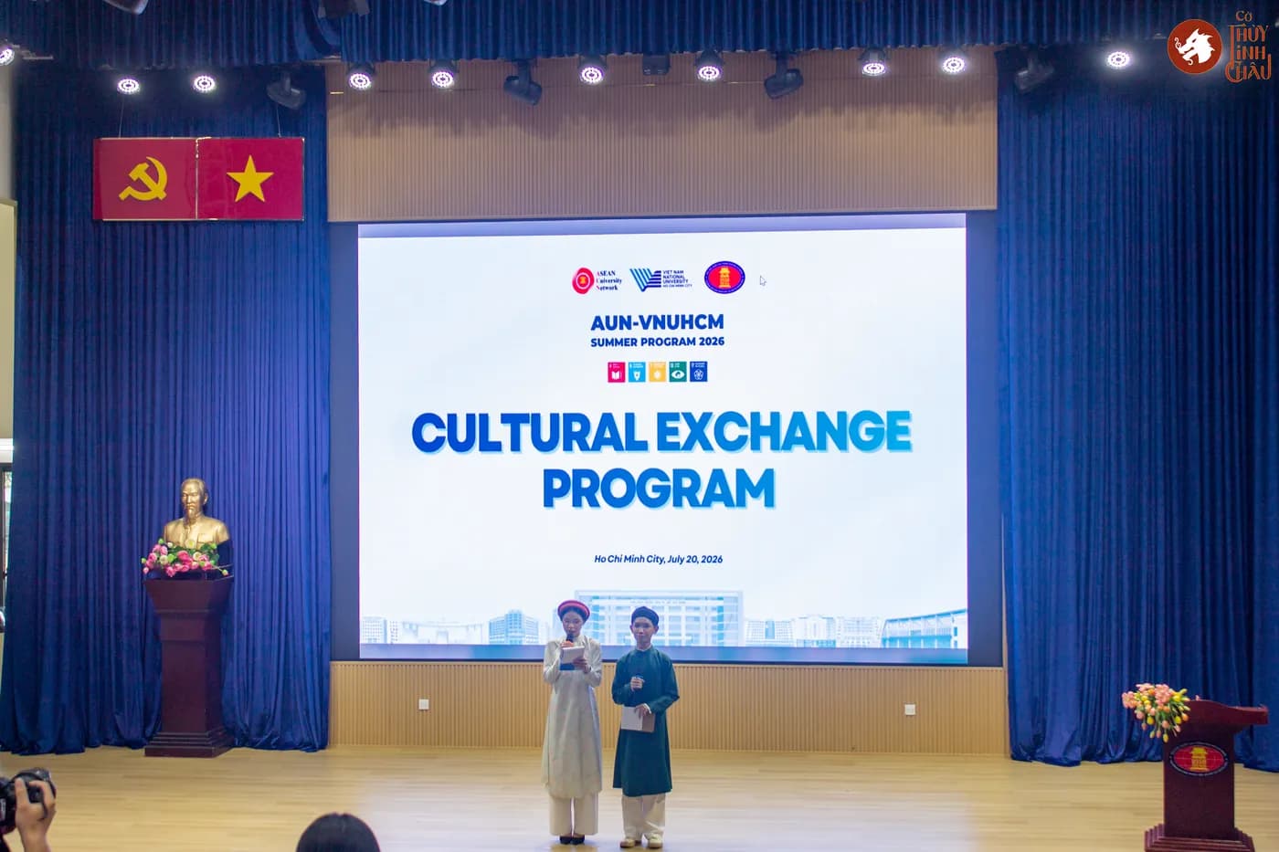 Hình ảnh phần trình diễn văn nghệ của các bạn sinh viên Việt Nam trong chương trình giao lưu văn hóa cùng sinh viên đến từ các quốc gia Đông Nam Á tổ chức tại Trường Đại học Khoa học Xã hội và Nhân Văn Thành phố Hồ Chí Minh.