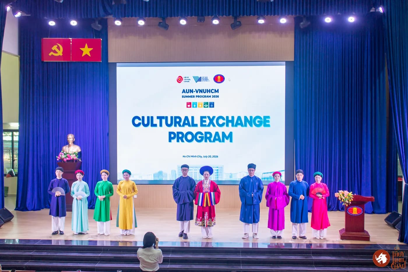 Hình ảnh phần trình diễn văn nghệ của các bạn sinh viên Việt Nam trong chương trình giao lưu văn hóa cùng sinh viên đến từ các quốc gia Đông Nam Á tổ chức tại Trường Đại học Khoa học Xã hội và Nhân Văn Thành phố Hồ Chí Minh.