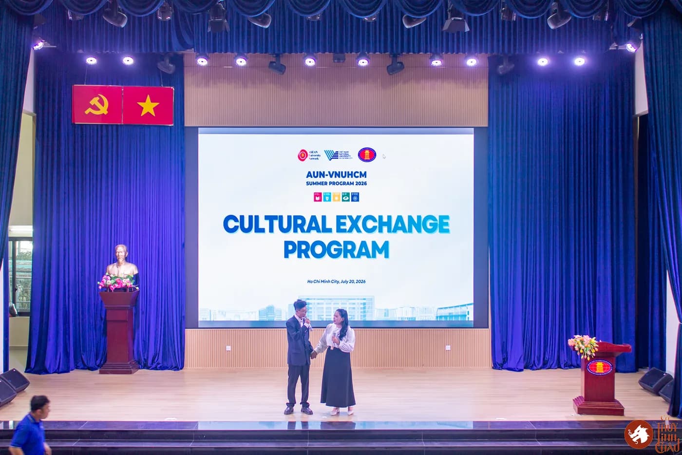 Hình ảnh phần trình diễn văn nghệ của các bạn sinh viên Việt Nam trong chương trình giao lưu văn hóa cùng sinh viên đến từ các quốc gia Đông Nam Á tổ chức tại Trường Đại học Khoa học Xã hội và Nhân Văn Thành phố Hồ Chí Minh.