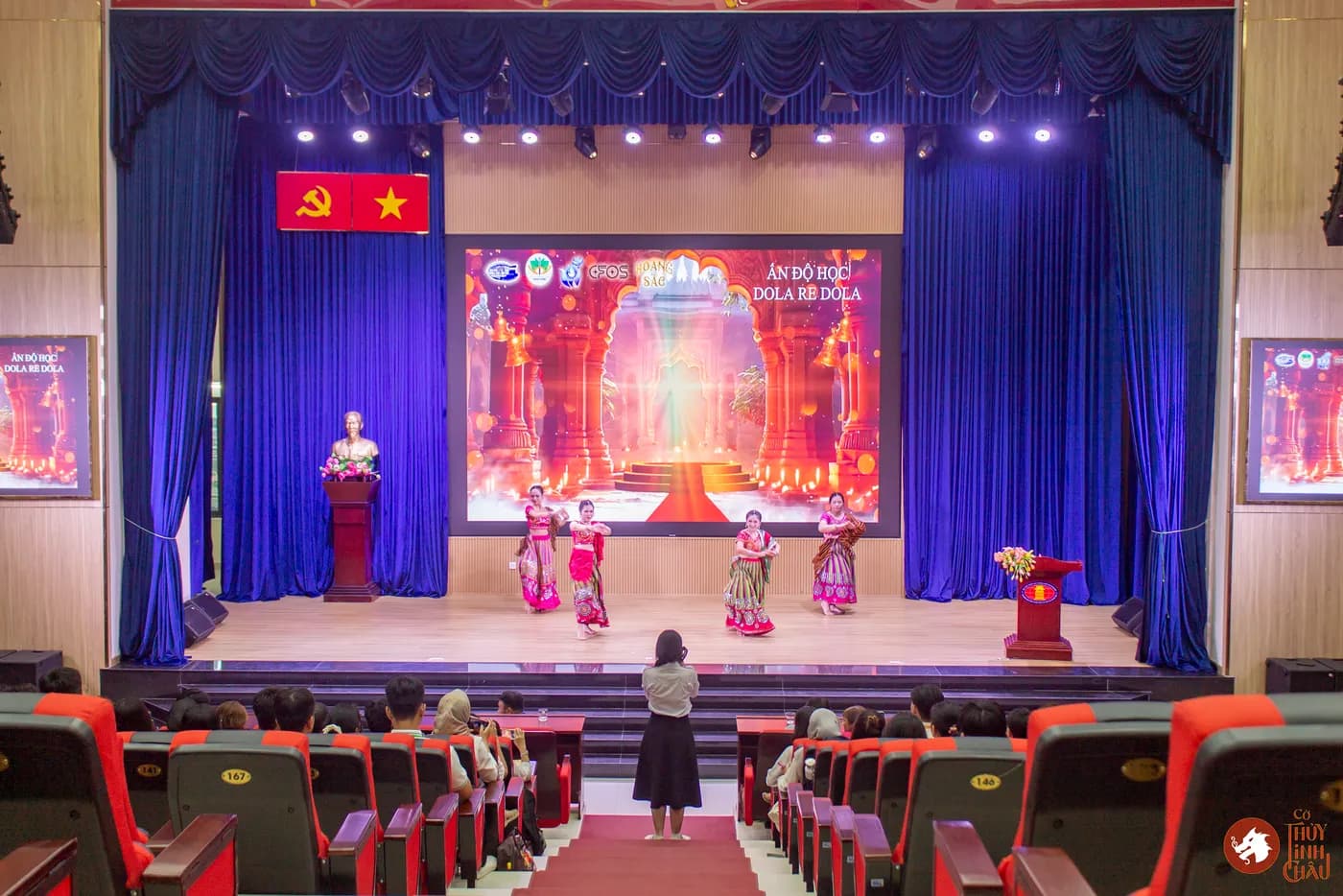 Hình ảnh phần trình diễn văn nghệ của các bạn sinh viên Việt Nam trong chương trình giao lưu văn hóa cùng sinh viên đến từ các quốc gia Đông Nam Á tổ chức tại Trường Đại học Khoa học Xã hội và Nhân Văn Thành phố Hồ Chí Minh.