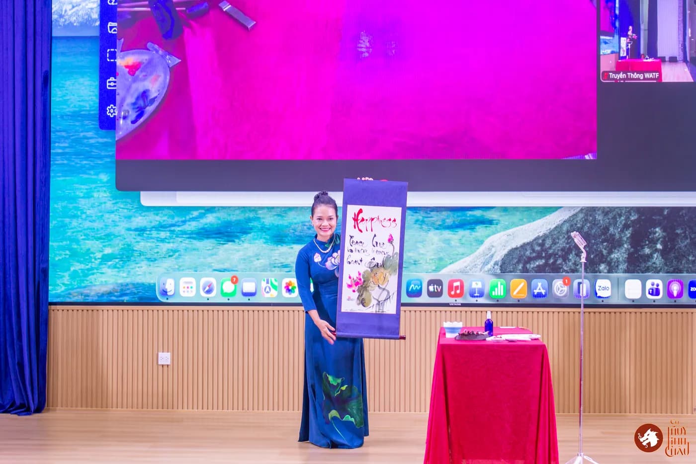 Hình ảnh phần trình diễn thư pháp trong chương trình giao lưu văn hóa cùng sinh viên đến từ các quốc gia Đông Nam Á tổ chức tại Trường Đại học Khoa học Xã hội và Nhân Văn Thành phố Hồ Chí Minh.