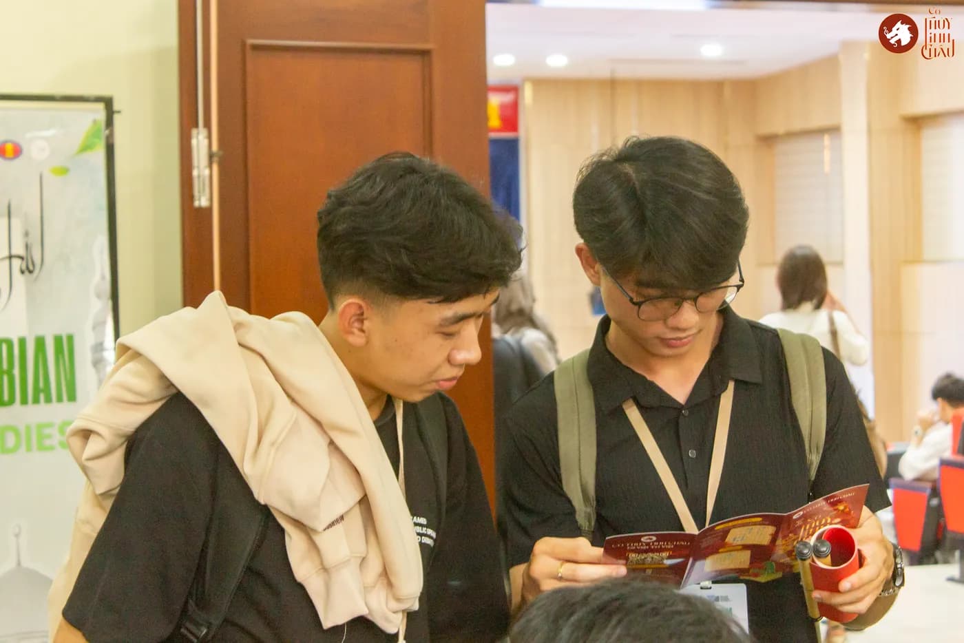 Hình ảnh các bạn sinh viên đến từ các quốc gia Đông Nam Á tham gia trải nghiệm Cờ Thủy Tinh Châu được tổ chức tại Trường Đại học Khoa học Xã hội và Nhân Văn Thành phố Hồ Chí Minh.