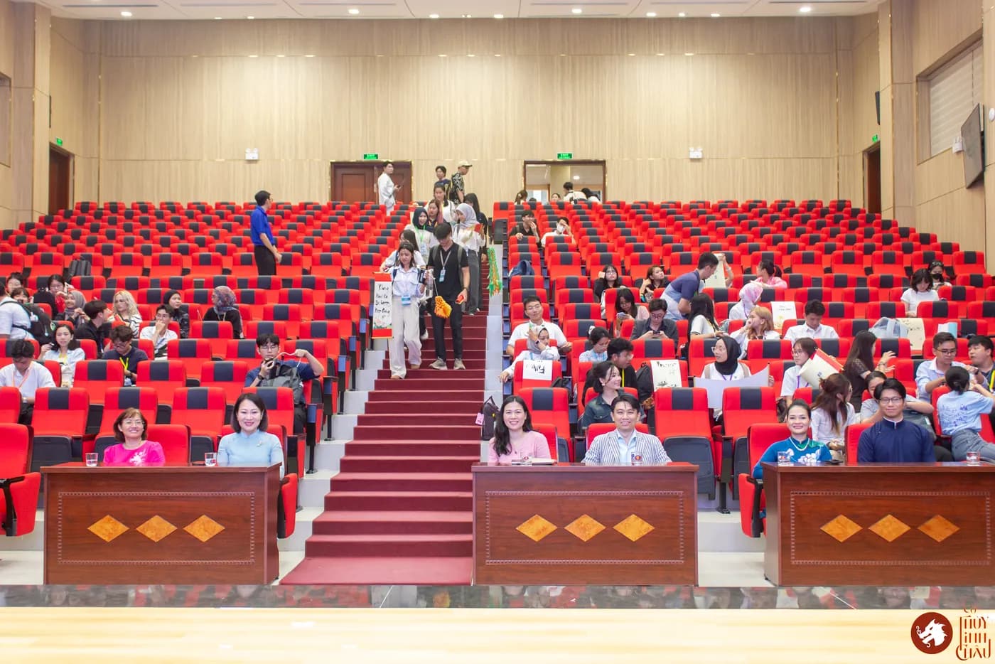 Hình ảnh các đại biểu chụp hình trong chương trình giao lưu văn hóa cùng sinh viên đến từ các quốc gia Đông Nam Á tổ chức tại Trường Đại học Khoa học Xã hội và Nhân Văn Thành phố Hồ Chí Minh.