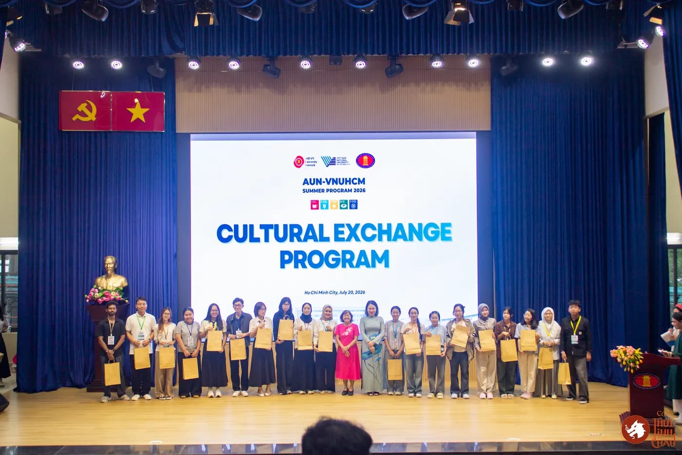 Hình ảnh các đại biểu chụp hình cùng các bạn sinh viên trong chương trình giao lưu văn hóa cùng sinh viên đến từ các quốc gia Đông Nam Á tổ chức tại Trường Đại học Khoa học Xã hội và Nhân Văn Thành phố Hồ Chí Minh.