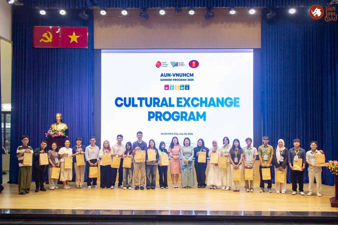 Hình ảnh các đại biểu chụp hình cùng các bạn sinh viên trong chương trình giao lưu văn hóa cùng sinh viên đến từ các quốc gia Đông Nam Á tổ chức tại Trường Đại học Khoa học Xã hội và Nhân Văn Thành phố Hồ Chí Minh.