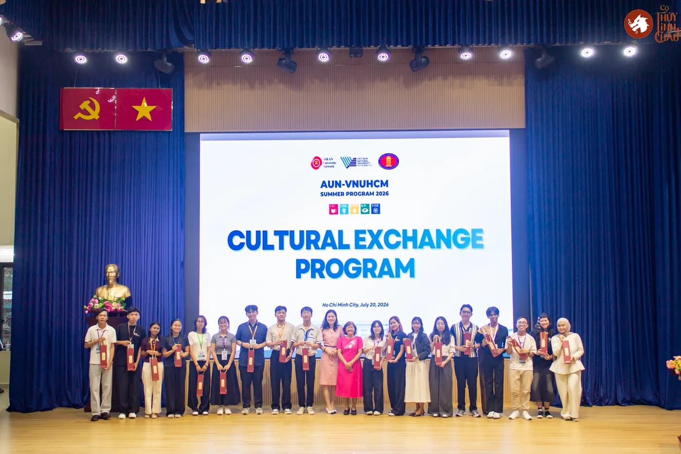 Hình ảnh các đại biểu chụp hình cùng các bạn sinh viên trong chương trình giao lưu văn hóa cùng sinh viên đến từ các quốc gia Đông Nam Á tổ chức tại Trường Đại học Khoa học Xã hội và Nhân Văn Thành phố Hồ Chí Minh.