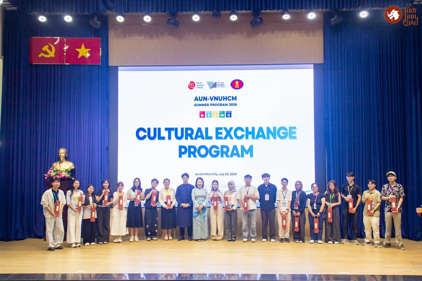 Hình ảnh các đại biểu chụp hình cùng các bạn sinh viên trong chương trình giao lưu văn hóa cùng sinh viên đến từ các quốc gia Đông Nam Á tổ chức tại Trường Đại học Khoa học Xã hội và Nhân Văn Thành phố Hồ Chí Minh.
