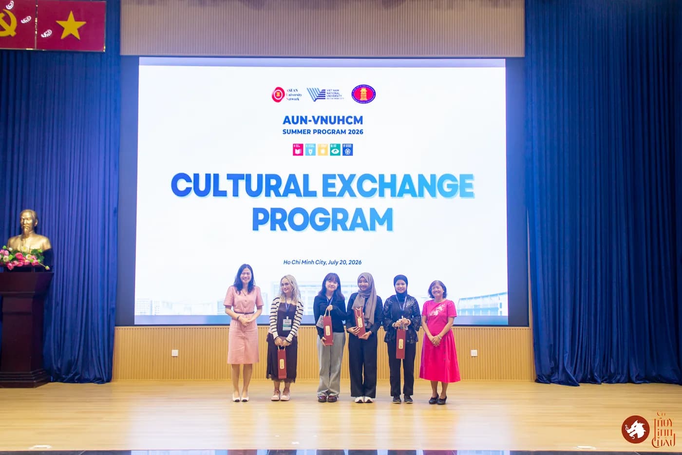 Hình ảnh các bạn sinh viên tham gia chuỗi hoạt động học thuật và giao lưu văn hóa tại Trường Đại học Khoa học Xã hội và Nhân văn nhận quá lưu niệm sau chương trình.