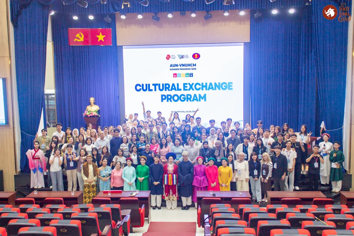 Hình ảnh tập thể các bạn sinh viên tham gia chuỗi hoạt động học thuật và giao lưu văn hóa tại Trường Đại học Khoa học Xã hội và Nhân văn chụp ảnh kỷ niệm cùng đại biểu trong chương trình.
