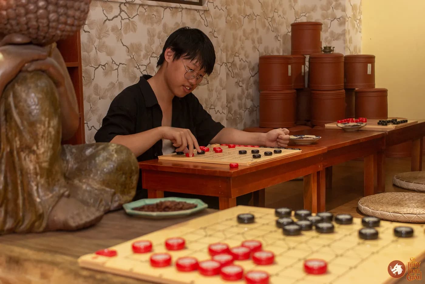 Hình ảnh khách tham dự trải nghiệm Cờ Thủy Tinh Châu tại workshop Cờ và Trà 03 với chủ đề Lúa Nước và 12 con giáp