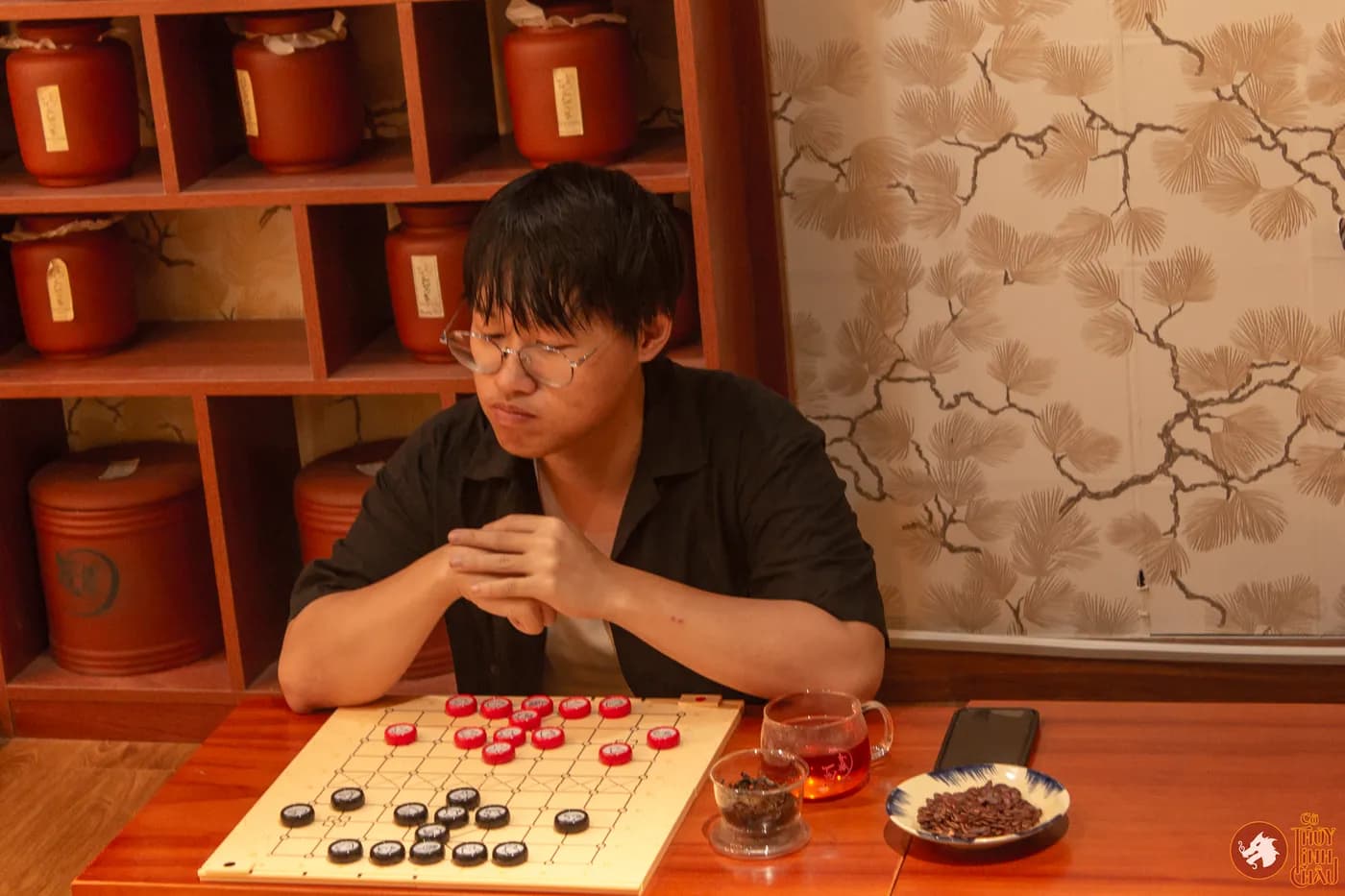 Hình ảnh khách tham dự trải nghiệm Cờ Thủy Tinh Châu tại workshop Cờ và Trà 03 với chủ đề Lúa Nước và 12 con giáp