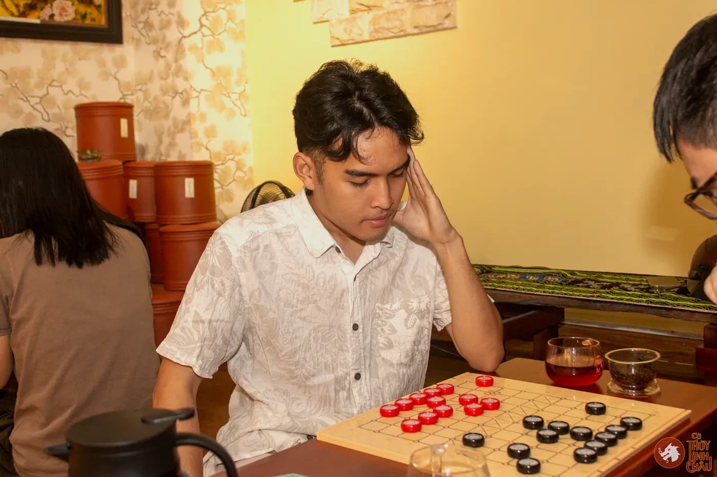 Hình ảnh khách tham dự trải nghiệm Cờ Thủy Tinh Châu tại workshop Cờ và Trà 03 với chủ đề Lúa Nước và 12 con giáp