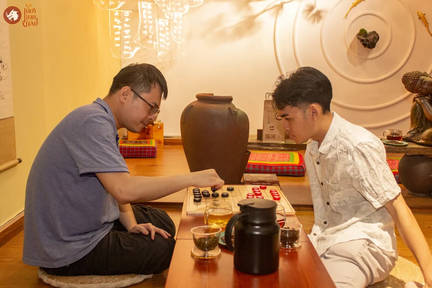 Hình ảnh khách tham dự trải nghiệm Cờ Thủy Tinh Châu tại workshop Cờ và Trà 03 với chủ đề Lúa Nước và 12 con giáp