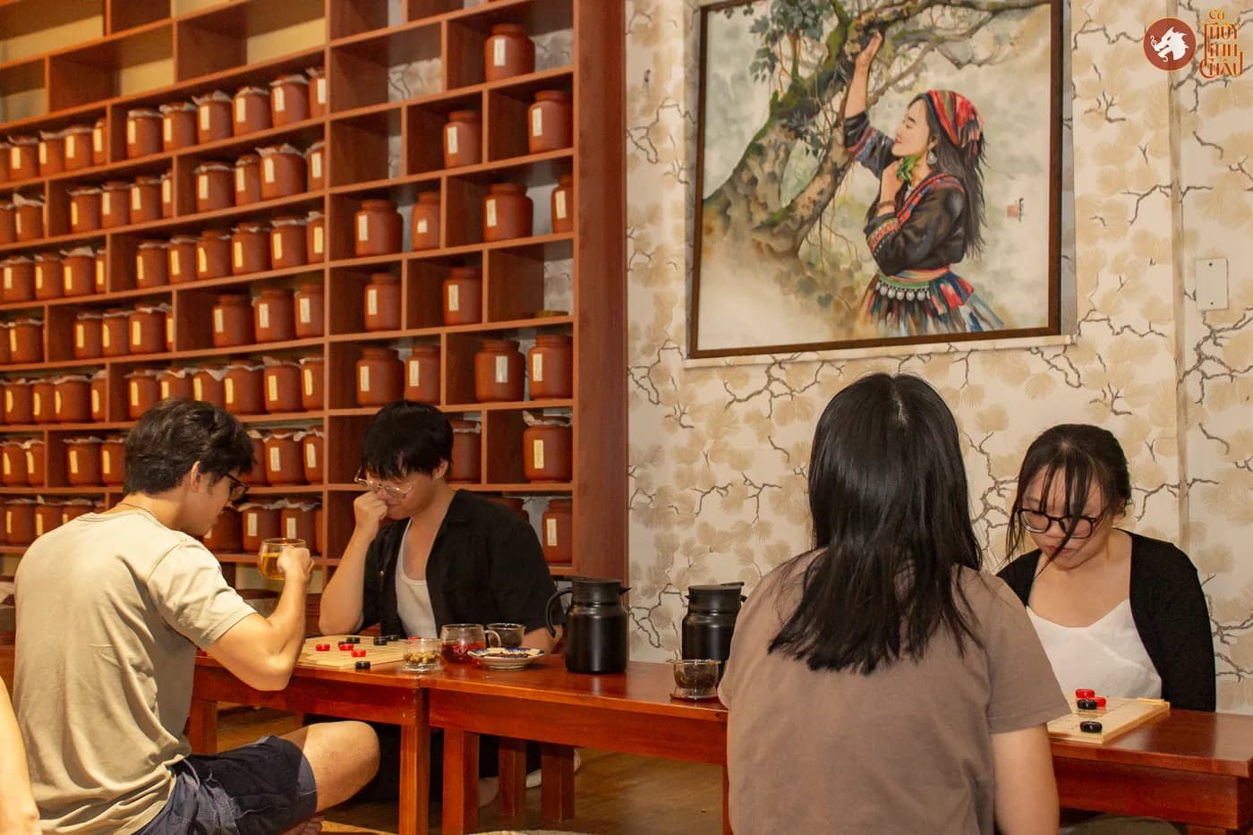 Hình ảnh khách tham dự trải nghiệm Cờ Thủy Tinh Châu tại workshop Cờ và Trà 03 với chủ đề Lúa Nước và 12 con giáp