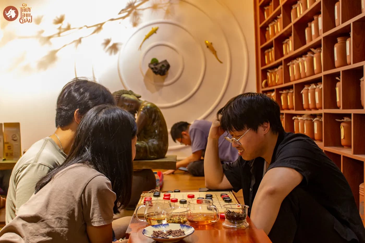 Hình ảnh khách tham dự trải nghiệm Cờ Thủy Tinh Châu tại workshop Cờ và Trà 03 với chủ đề Lúa Nước và 12 con giáp