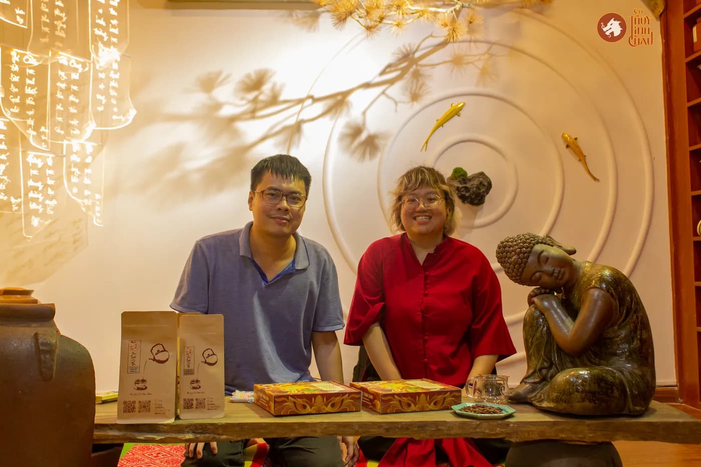 Hình ảnh khách tham dự chụp hình cùng Team Cờ Thủy Tinh Châu tại workshop Cờ và Trà 03 với chủ đề Lúa Nước và 12 con giáp
