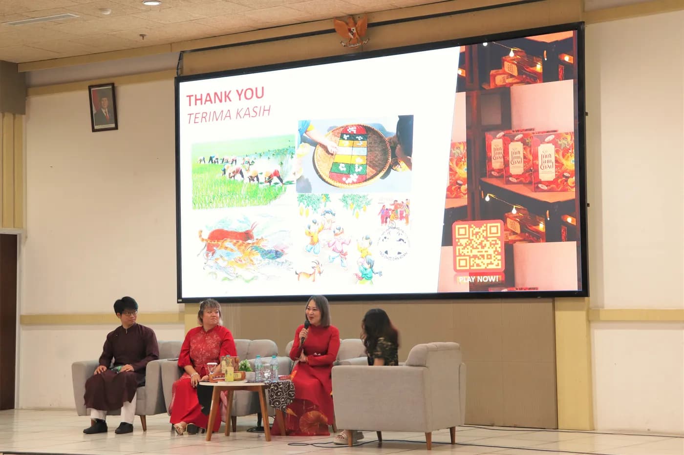 Hình ảnh PGS.TS Phan Thị Hồng Xuân trình bày trong chương trình “Chess Meets Destiny – Innovating a 12 Zodiac Board Game for the Startup Era” được tổ chức tại Trường Đại học Surabaya (Indonesia).