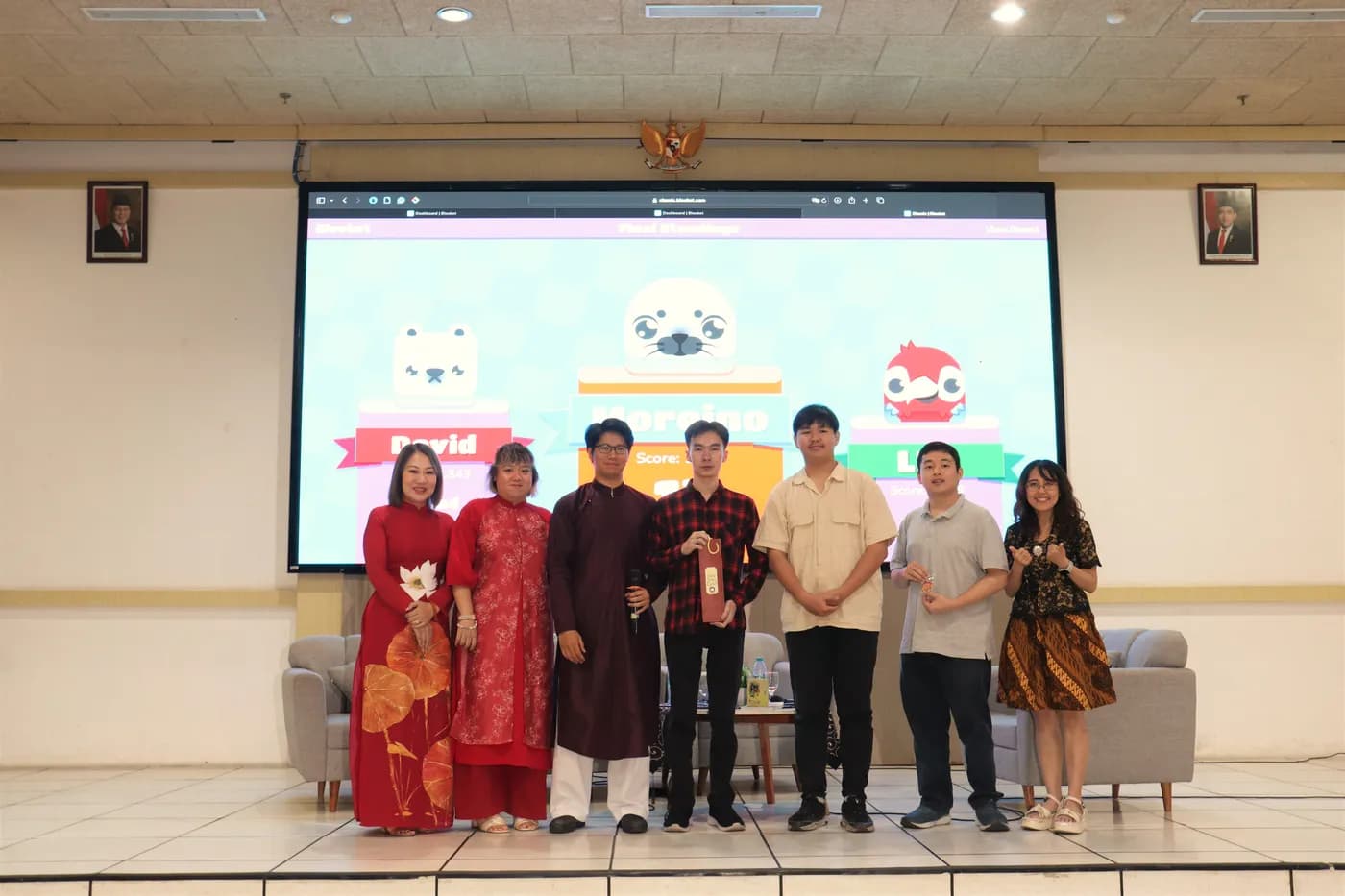 Hình ảnh Co-founder Cờ Thủy Tinh Châu chụp hình cùng người thắng minigame trong chương trình “Chess Meets Destiny – Innovating a 12 Zodiac Board Game for the Startup Era” được tổ chức tại Trường Đại học Surabaya (Indonesia).