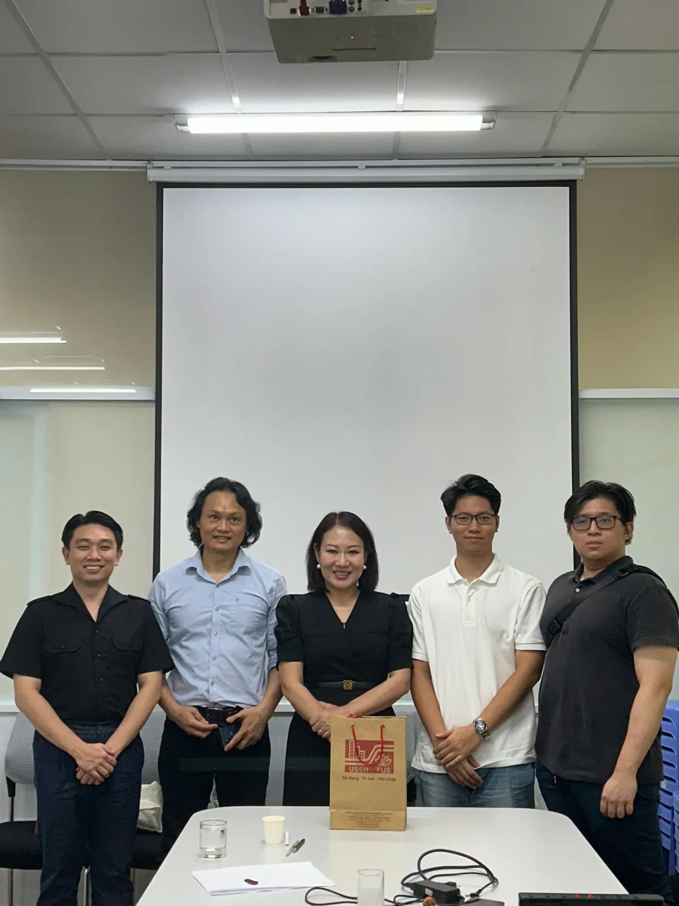 Chiều 22/5/2025 trước sự kiện, Cờ Thủy Tinh Châu được trân trọng gửi tặng KTS.ThS. Michael Tiing Ling Soon – Giám đốc Quy hoạch & Thiết kế của KOH Sakura Development Co. Ltd – như một món quà văn hóa nhỏ, đồng hành cùng tinh thần hiện đại hóa gắn liền với sự gìn giữ và tôn vinh các giá trị truyền thống.