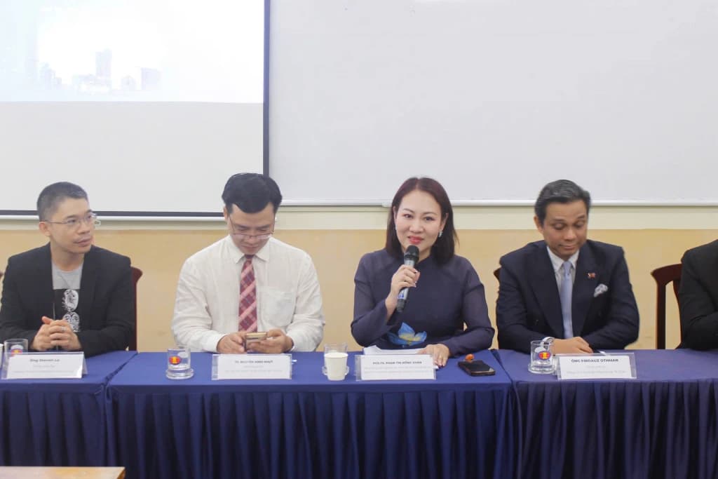 PGS.TS. Phan Thị Hồng Xuân, Giám đốc Trung tâm Nghiên cứu Việt Nam và Đông Nam Á, Viện trưởng Viện Nghiên cứu Khoa học Xã hội và Nhân văn phát biểu khai mạc