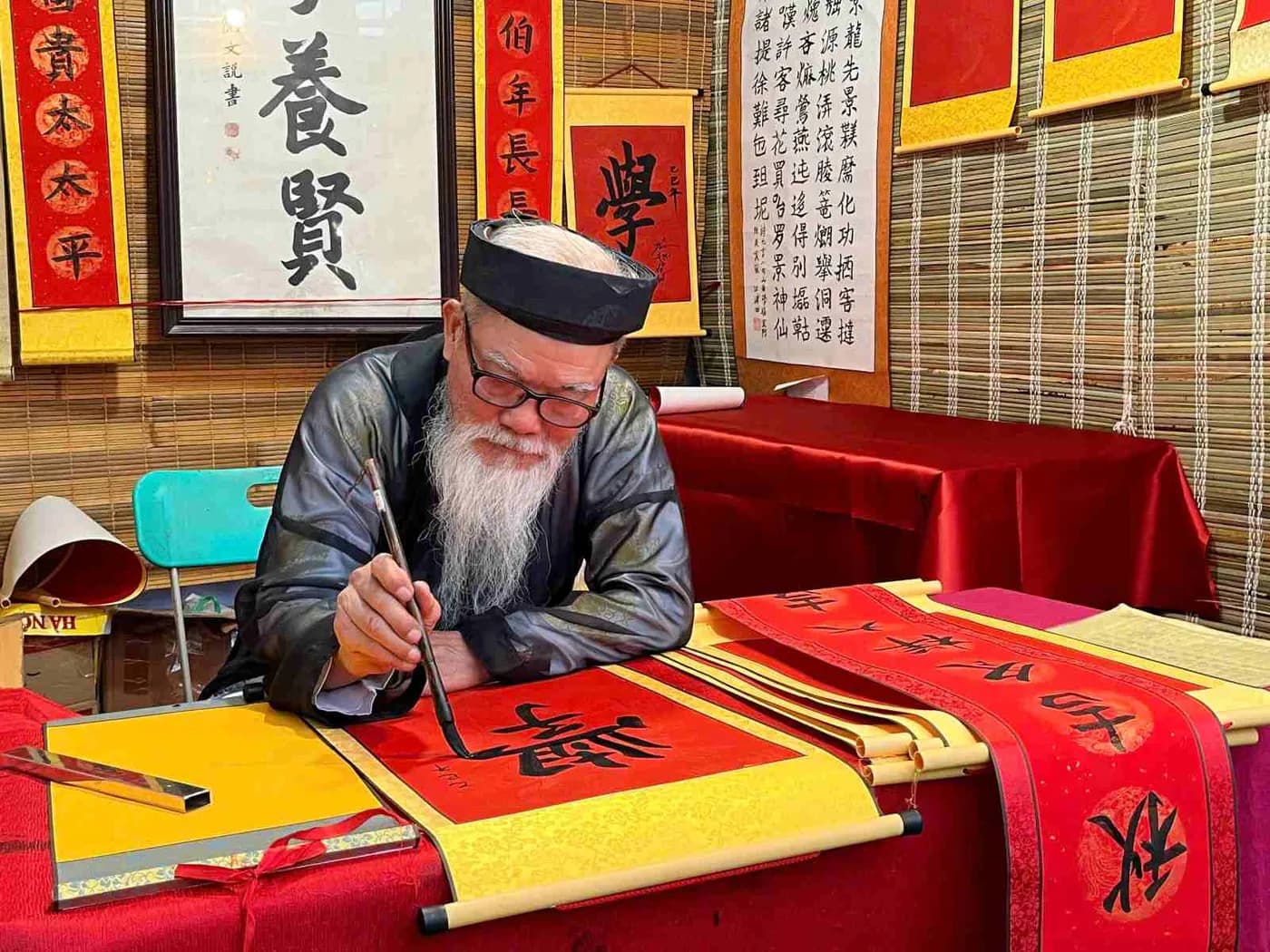 Hình ảnh Thầy đồ đang cho chữ.