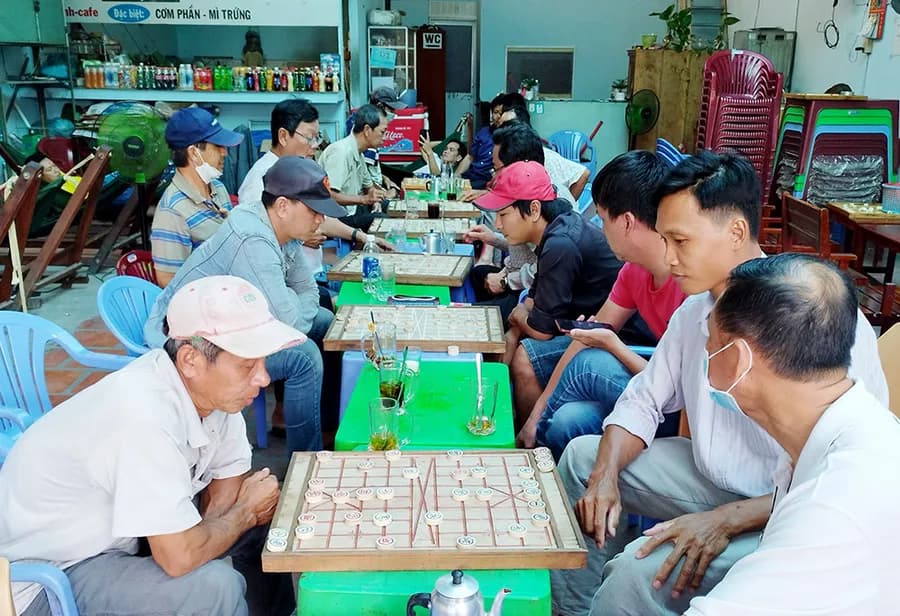Hình ảnh các chú chơi cờ tại một quán cà phê