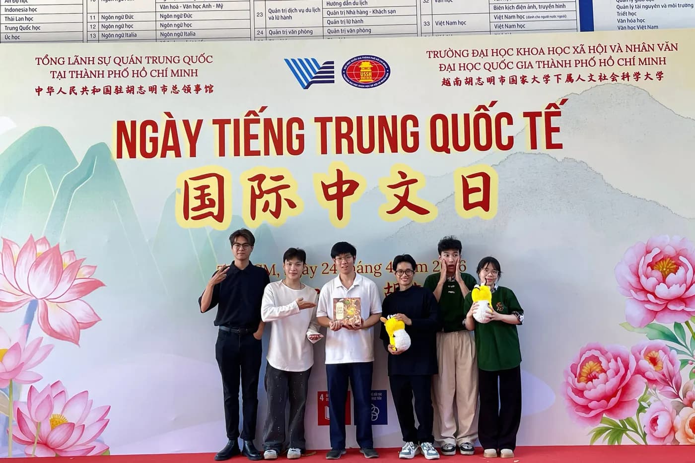 Hình ảnh Team Cờ Thủy Tinh Châu chụp hình cùng các bạn sinh viên tại chương trình "Ngày tiếng Trung Quốc tế 2026" tổ chức ở Đại học Khoa học Xã hội và Nhân văn TPHCM.