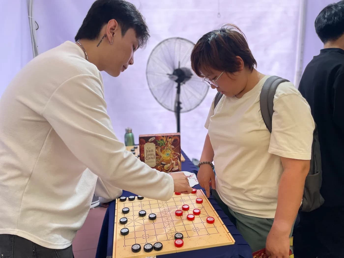 Hình ảnh các bạn sinh viên trải nghiệm Cờ Thủy Tinh Châu tại chương trình "Ngày tiếng Trung Quốc tế 2026" tổ chức ở Đại học Khoa học Xã hội và Nhân văn TPHCM.