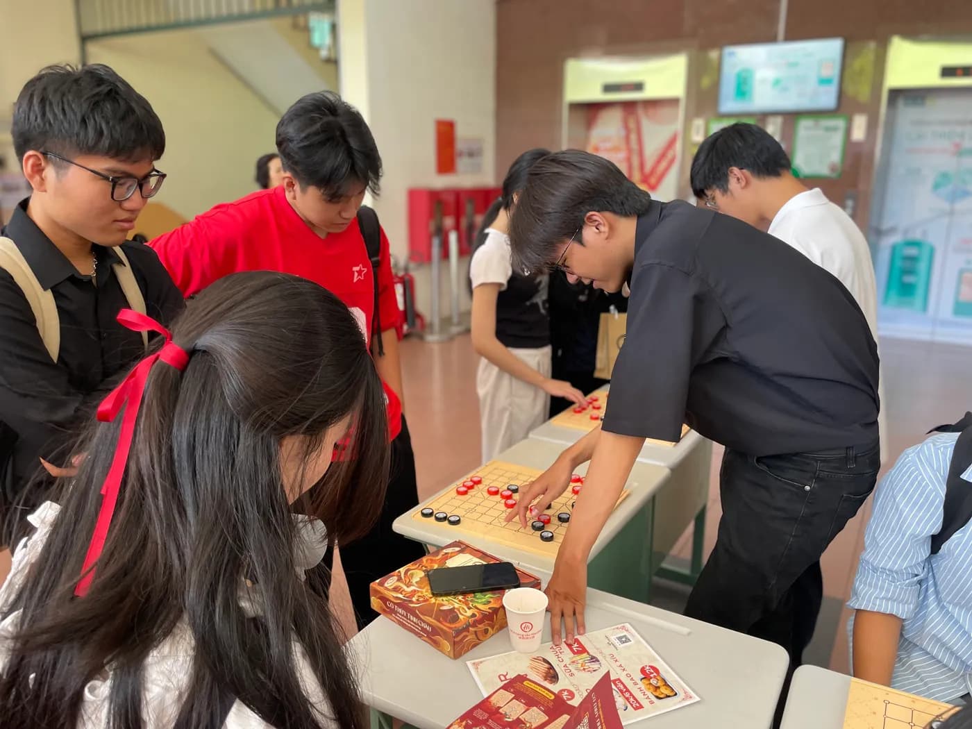 Hình ảnh các bạn sinh viên trải nghiệm Cờ Thủy Tinh Châu tại chương trình "Ngày tiếng Trung Quốc tế 2026" tổ chức ở Đại học Khoa học Xã hội và Nhân văn TPHCM.
