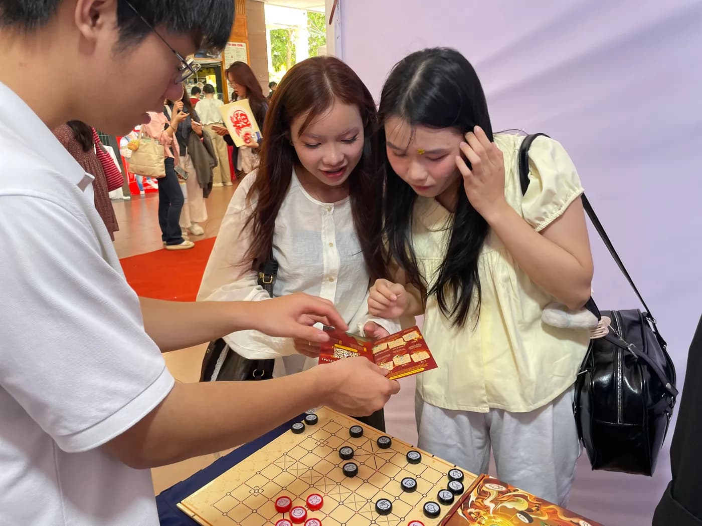 Hình ảnh các bạn sinh viên trải nghiệm Cờ Thủy Tinh Châu tại chương trình "Ngày tiếng Trung Quốc tế 2026" tổ chức ở Đại học Khoa học Xã hội và Nhân văn TPHCM.