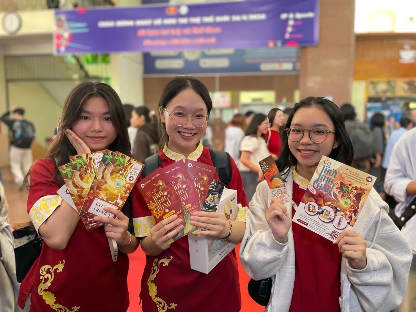 Hình ảnh các bạn sinh viên chụp cùng những sản phẩm của Cờ Thủy Tinh Châu tại chương trình "Ngày tiếng Trung Quốc tế 2026" tổ chức ở Đại học Khoa học Xã hội và Nhân văn TPHCM.