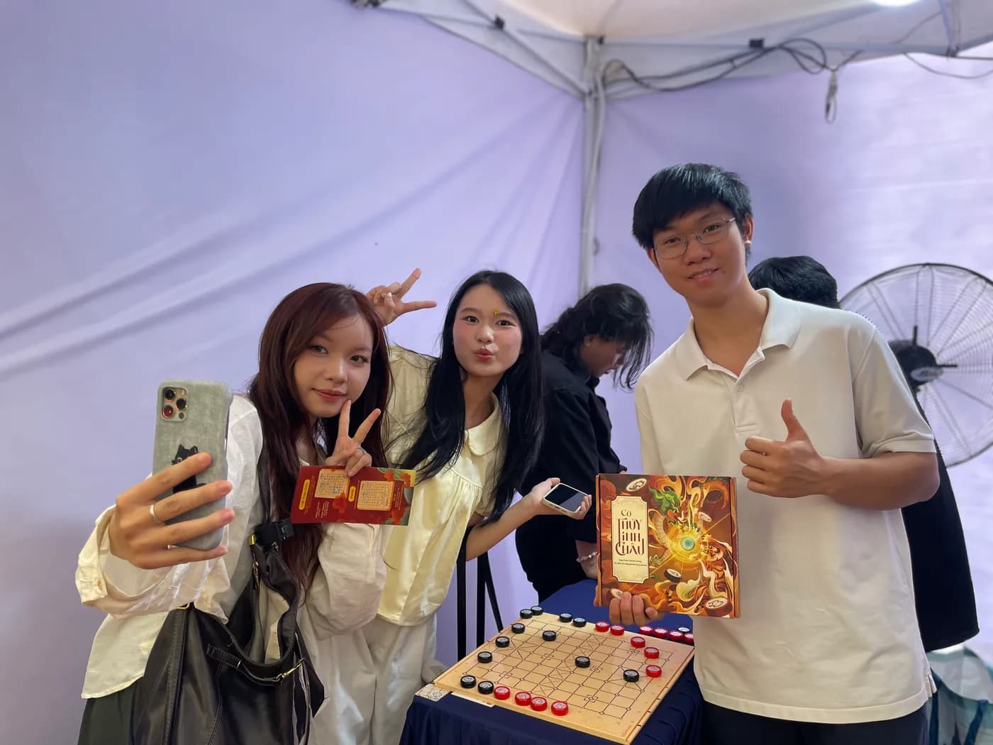 Hình ảnh các bạn sinh viên trải nghiệm Cờ Thủy Tinh Châu tại chương trình "Ngày tiếng Trung Quốc tế 2026" tổ chức ở Đại học Khoa học Xã hội và Nhân văn TPHCM.