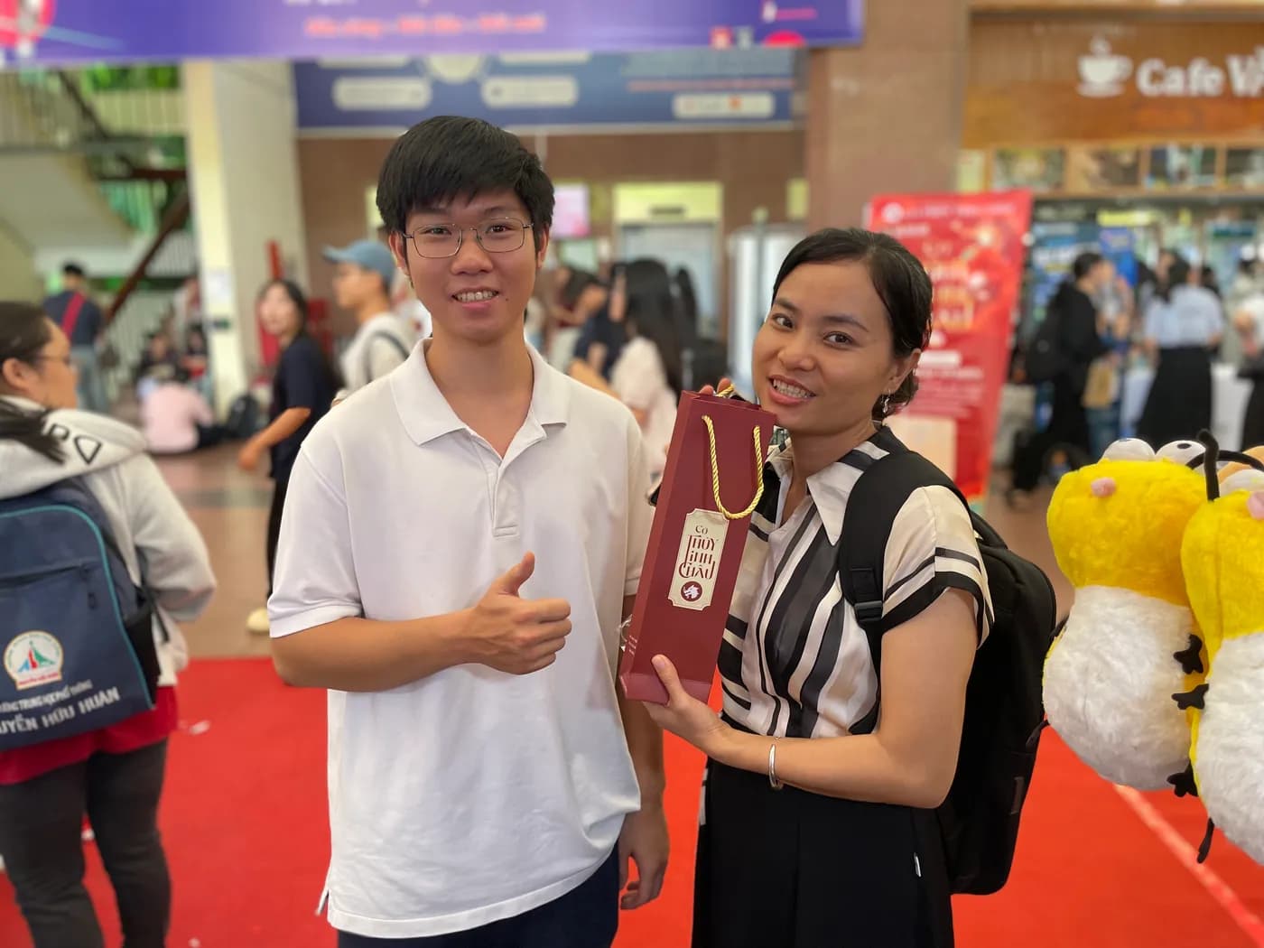 Hình ảnh các bạn sinh viên trải nghiệm Cờ Thủy Tinh Châu tại chương trình "Ngày tiếng Trung Quốc tế 2026" tổ chức ở Đại học Khoa học Xã hội và Nhân văn TPHCM.